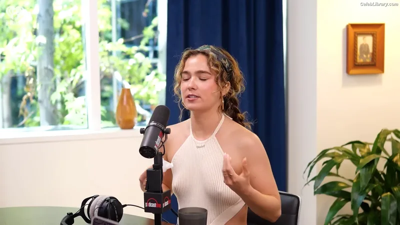 Haley Lu Richardson photo 12 of 711