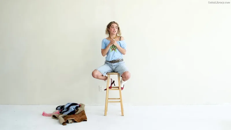 Haley Lu Richardson photo 17 of 711