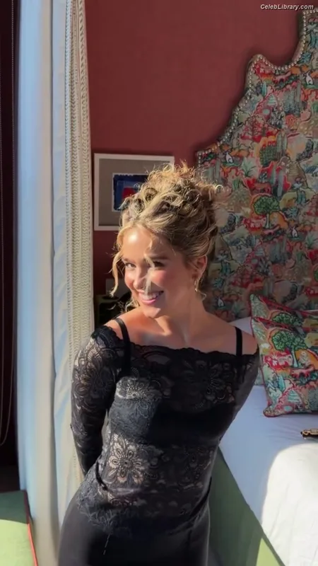 Haley Lu Richardson photo 2 of 711