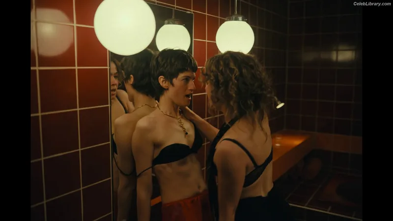 Haley Lu Richardson photo 11 of 711