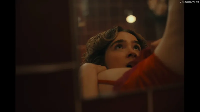 Haley Lu Richardson photo 14 of 711
