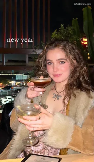 Haley Lu Richardson photo 2 of 711