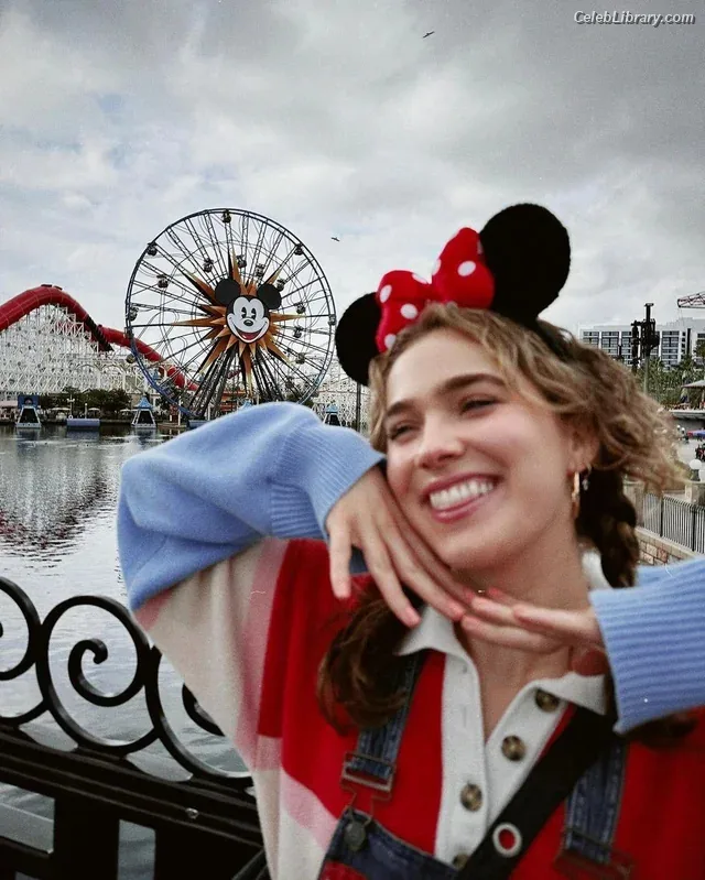 Haley Lu Richardson photo 6 of 711