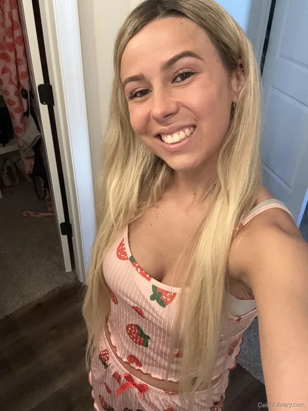 Haliey Welch photo 1 of 420