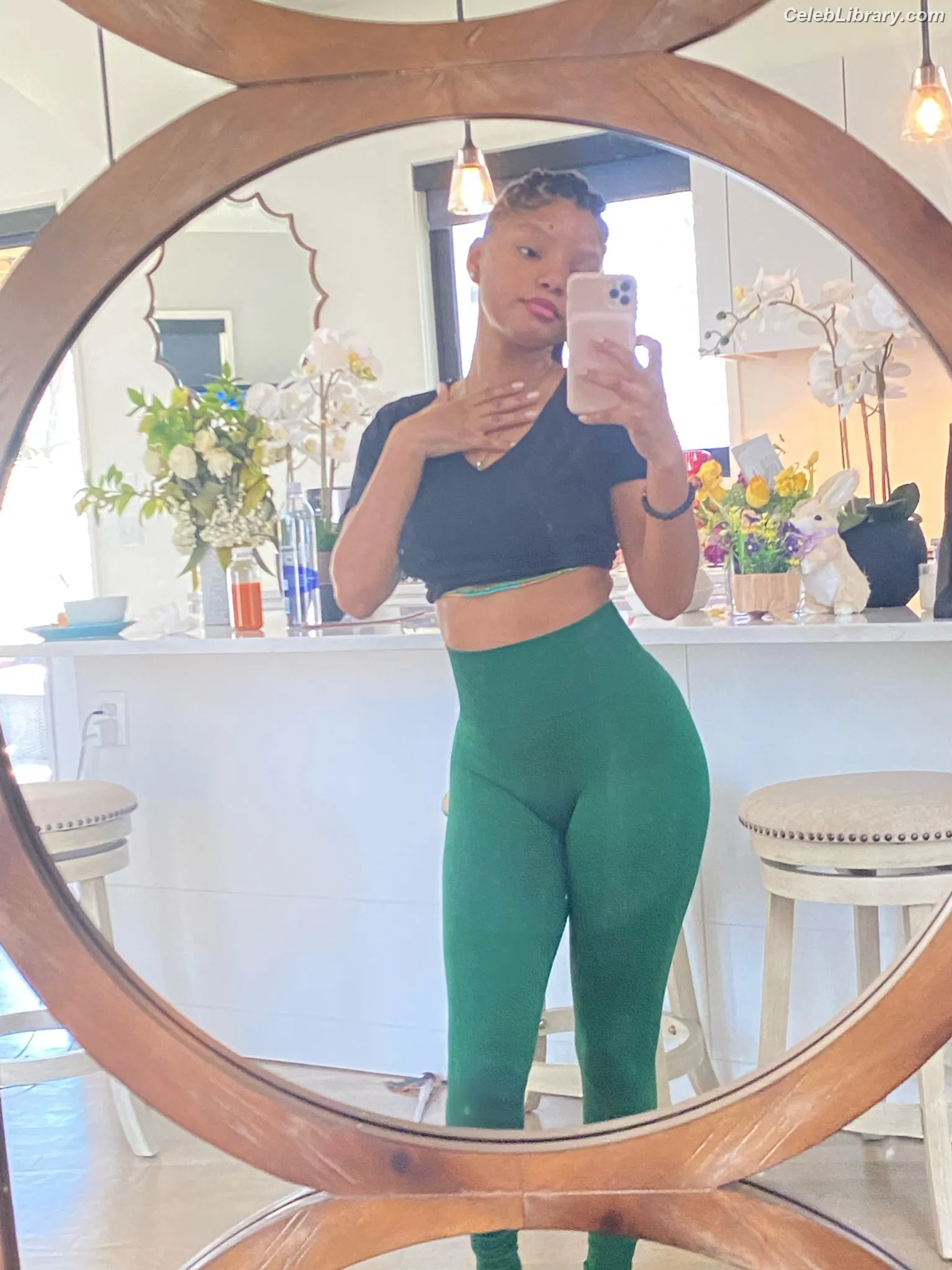 Halle Bailey photo 5 of 712