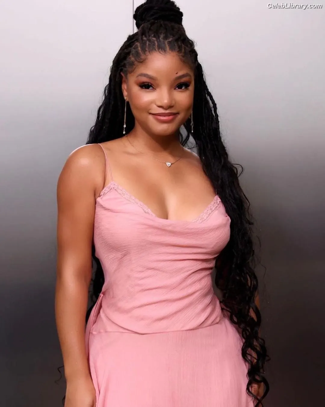 Halle Bailey photo 17 of 712