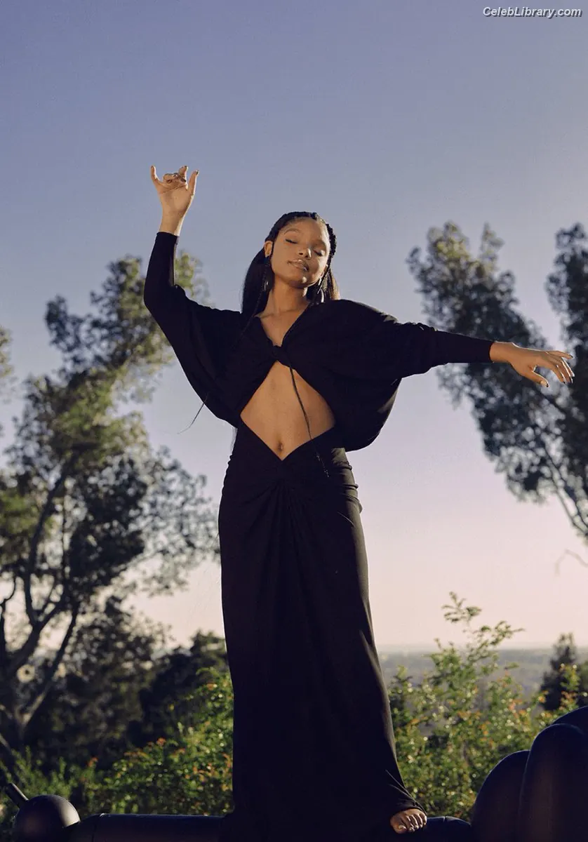 Halle Bailey photo 16 of 712