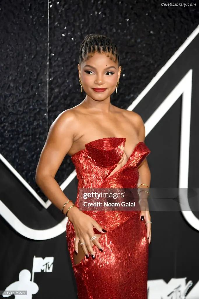 Halle Bailey photo 1 of 712