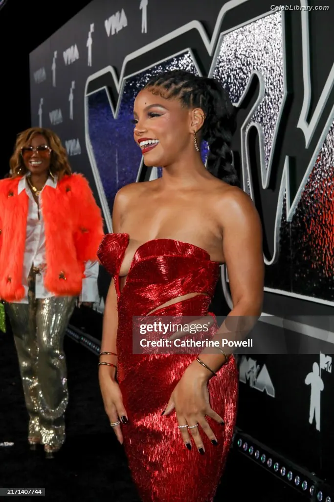 Halle Bailey photo 18 of 712