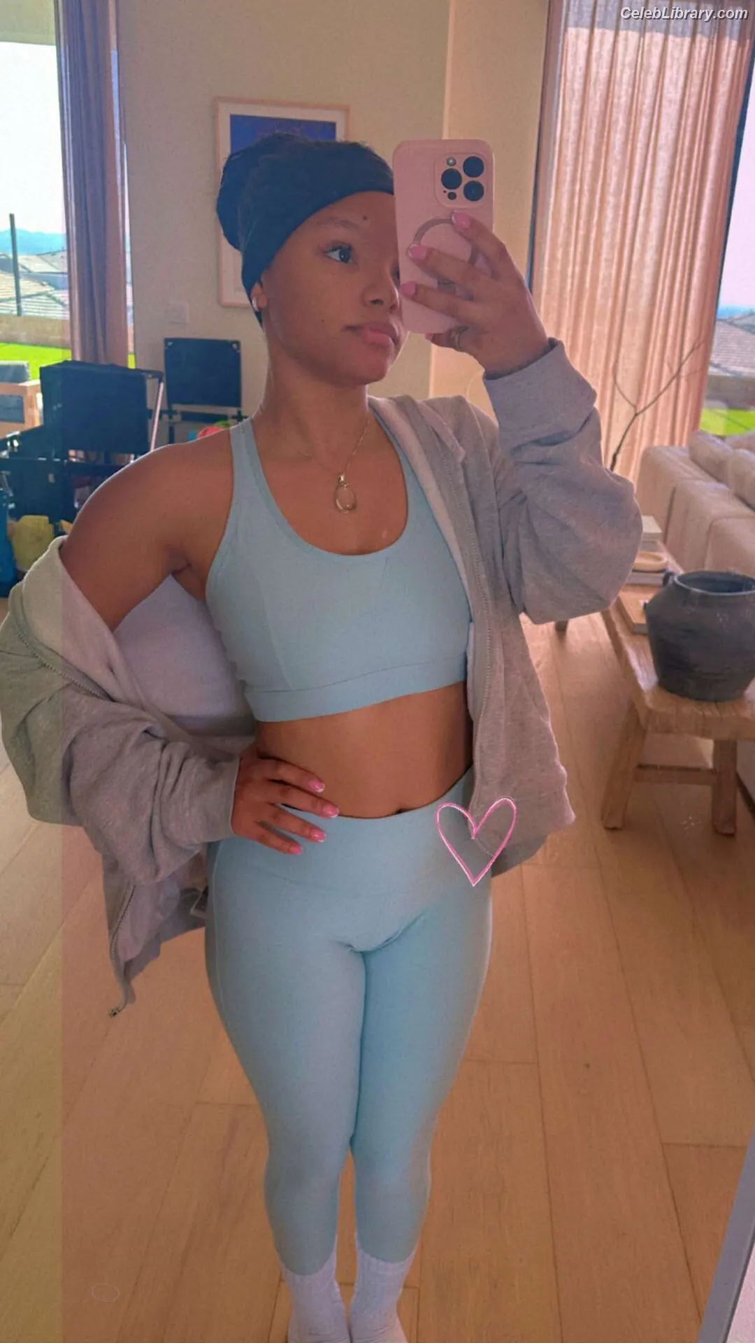 Halle Bailey photo 23 of 712