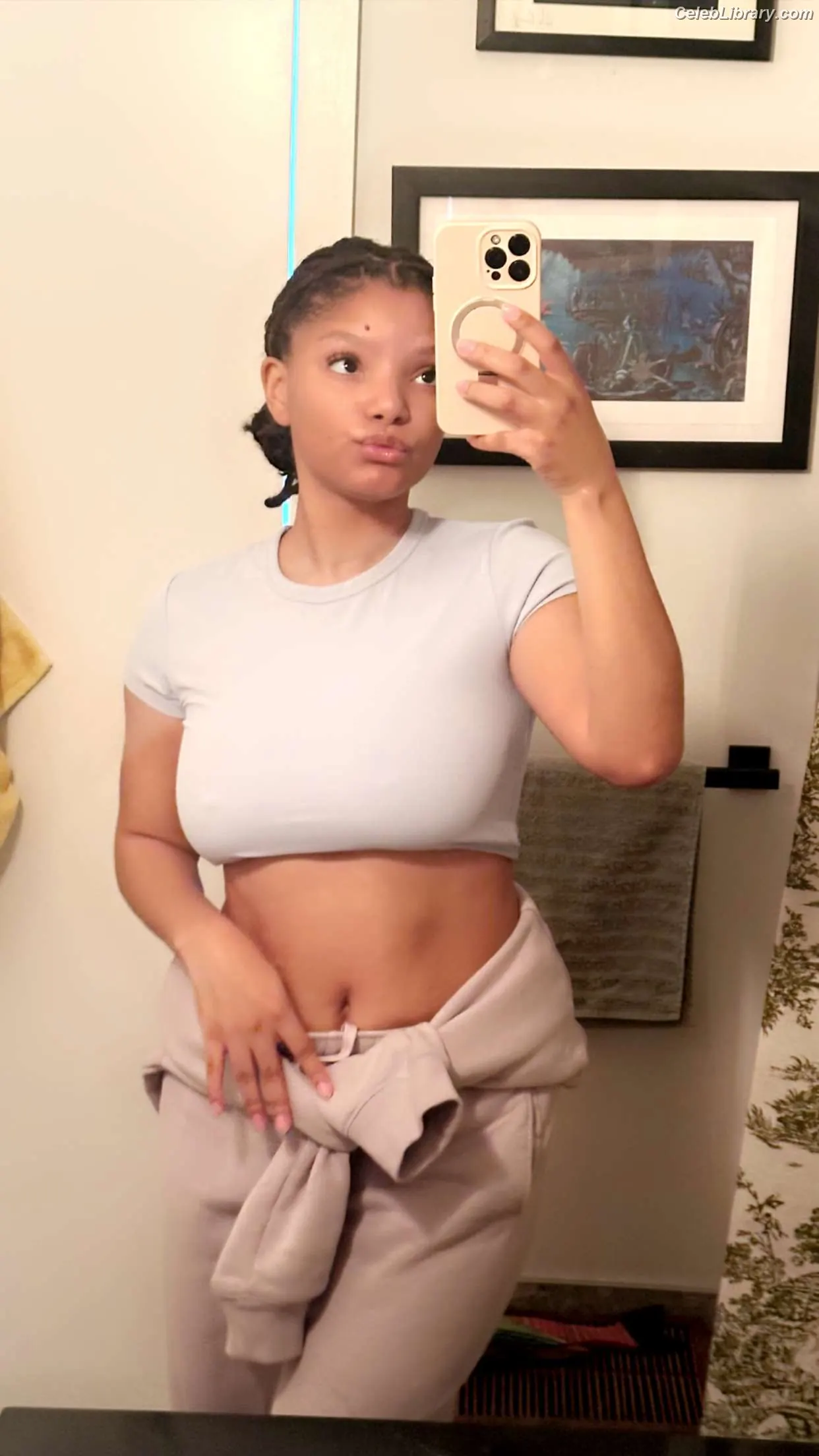 Halle Bailey photo 9 of 712