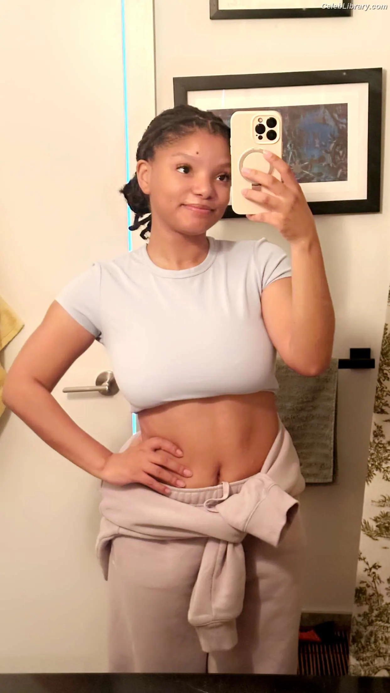 Halle Bailey photo 10 of 712
