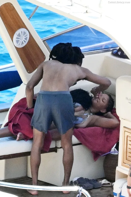 Halle Bailey photo 2 of 713
