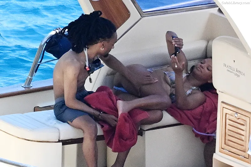 Halle Bailey photo 4 of 713
