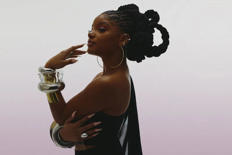 Halle Bailey photo 5 of 713