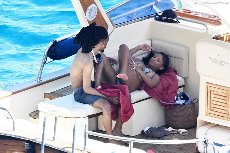 Halle Bailey photo 7 of 713