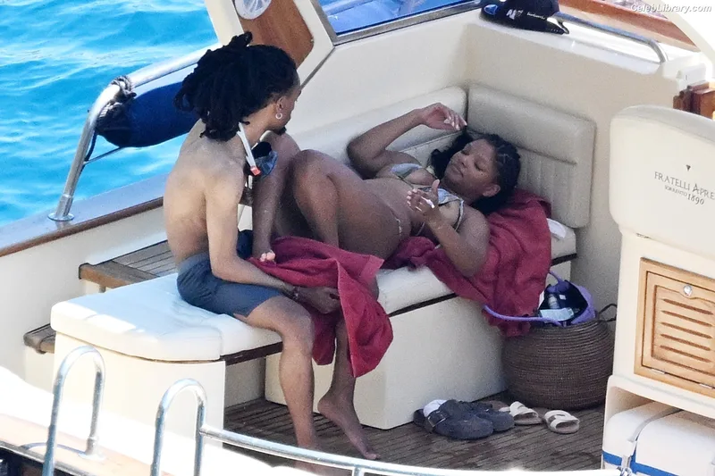 Halle Bailey photo 8 of 713