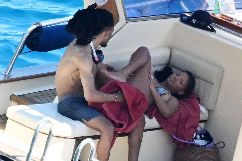 Halle Bailey photo 13 of 713