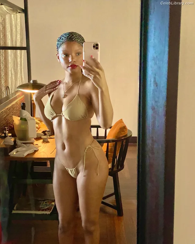 Halle Bailey photo 18 of 713