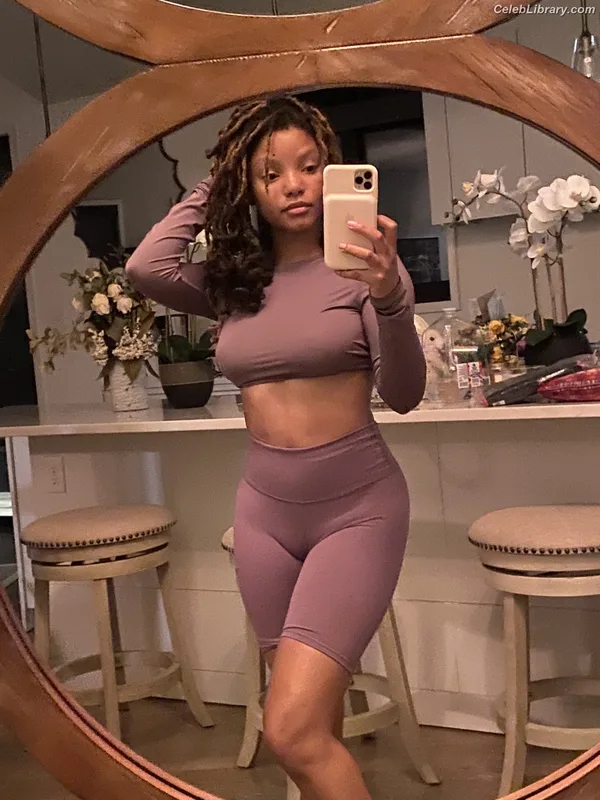 Halle Bailey photo 2 of 713
