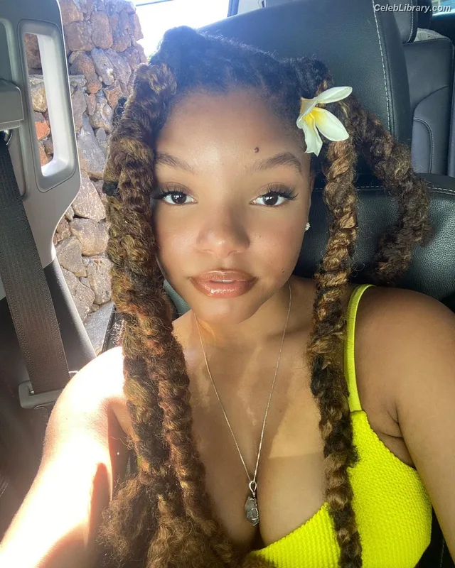 Halle Bailey photo 15 of 713