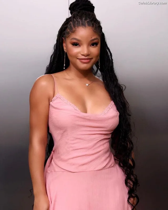Halle Bailey photo 17 of 713