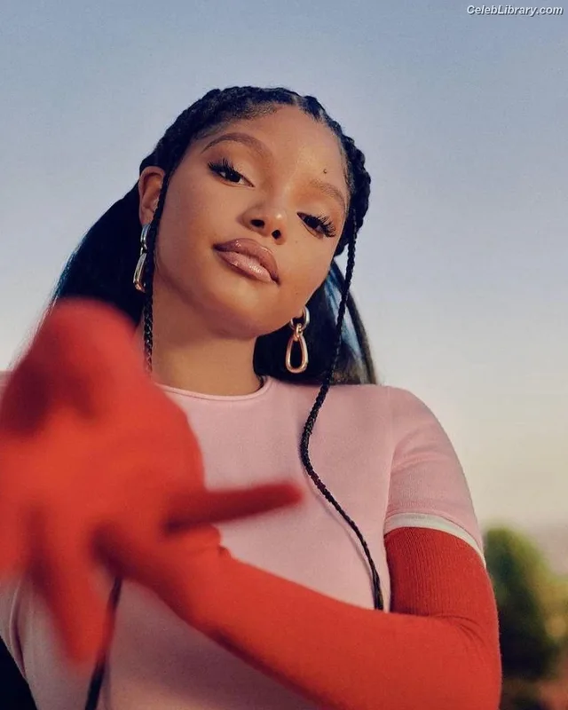 Halle Bailey photo 15 of 713