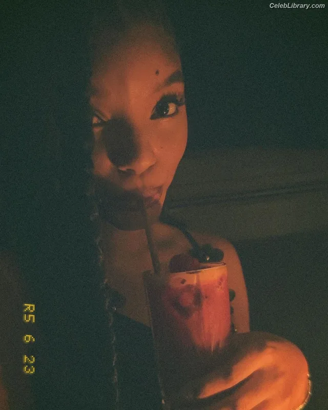 Halle Bailey photo 19 of 713