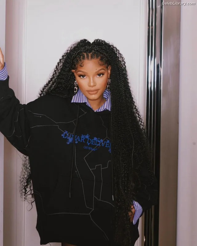 Halle Bailey photo 2 of 713