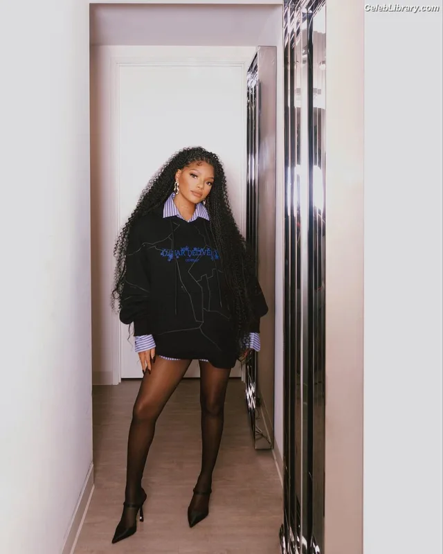 Halle Bailey photo 5 of 713