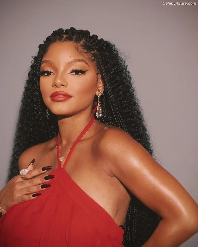 Halle Bailey photo 7 of 713
