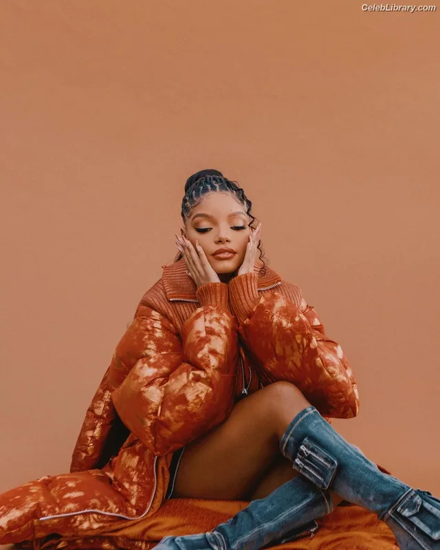 Halle Bailey photo 8 of 713