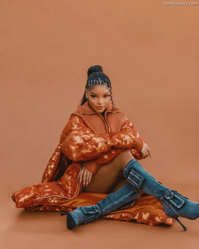 Halle Bailey photo 10 of 713