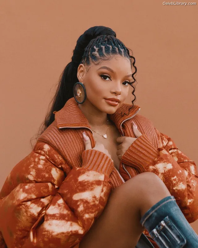 Halle Bailey photo 12 of 713