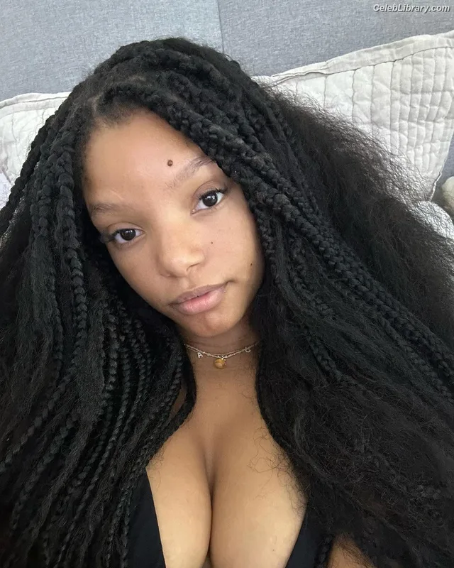 Halle Bailey photo 20 of 713