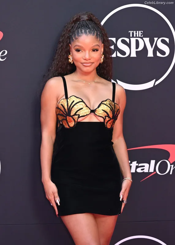 Halle Bailey photo 9 of 713