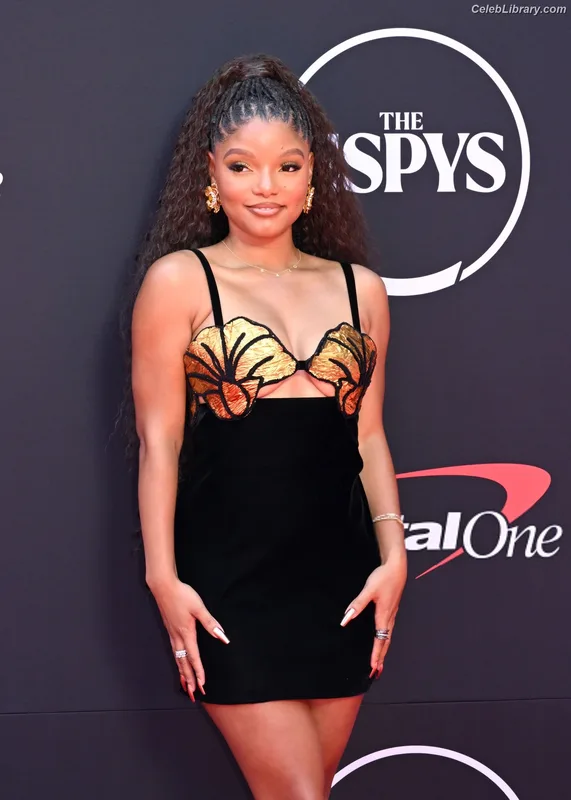 Halle Bailey photo 10 of 713