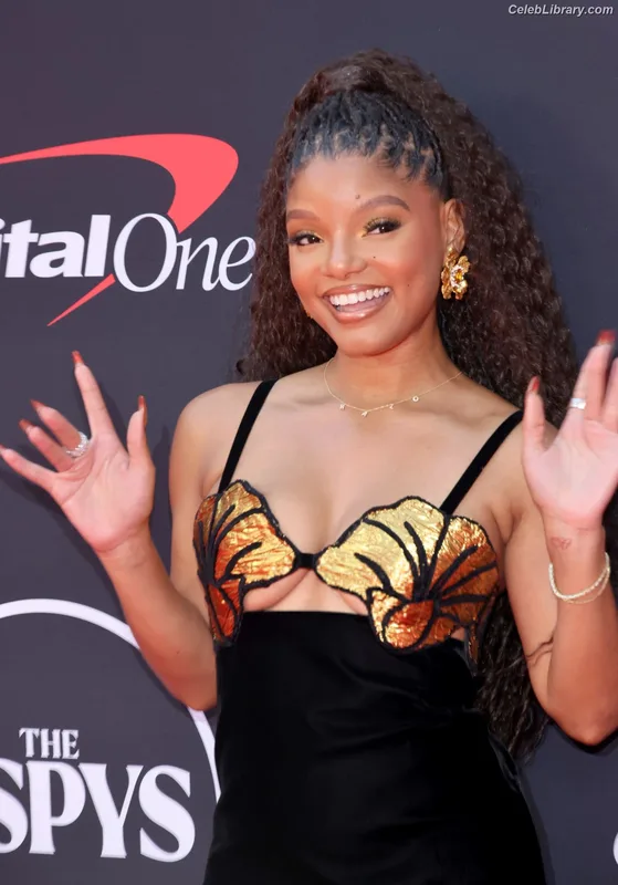 Halle Bailey photo 14 of 713