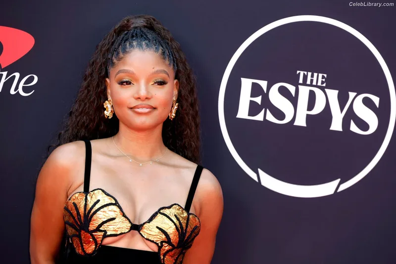 Halle Bailey photo 16 of 713