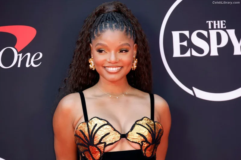 Halle Bailey photo 17 of 713