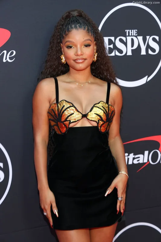 Halle Bailey photo 19 of 713