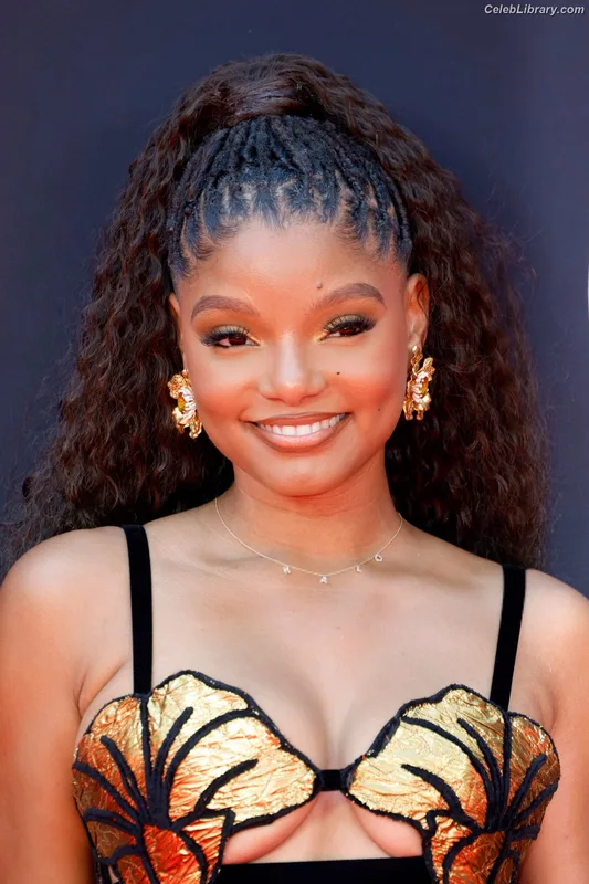 Halle Bailey photo 6 of 713