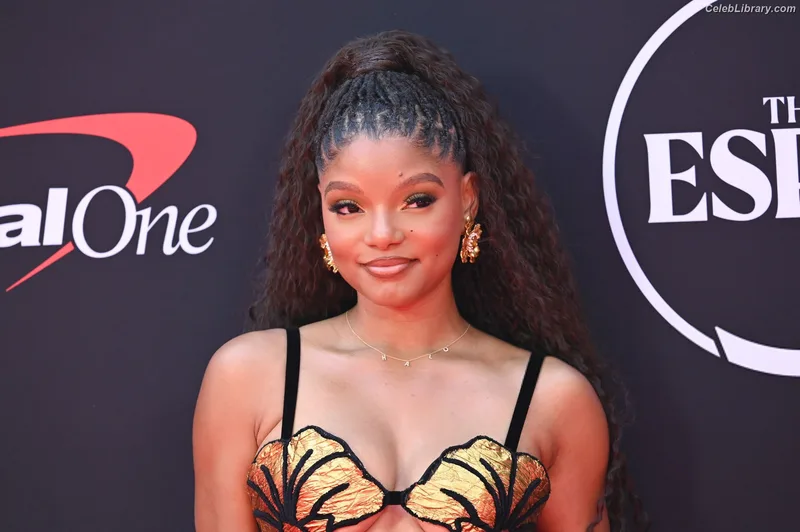 Halle Bailey photo 8 of 713