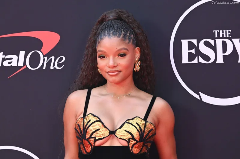 Halle Bailey photo 9 of 713