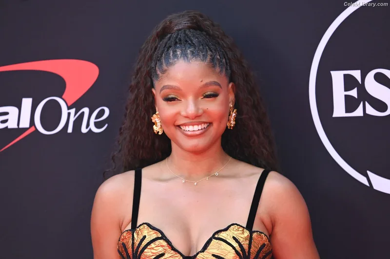 Halle Bailey photo 10 of 713
