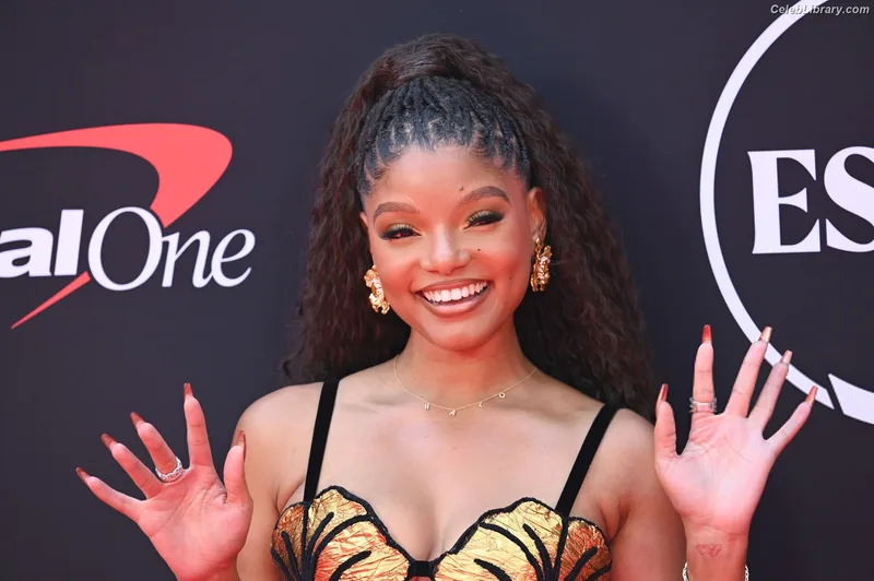 Halle Bailey photo 11 of 713