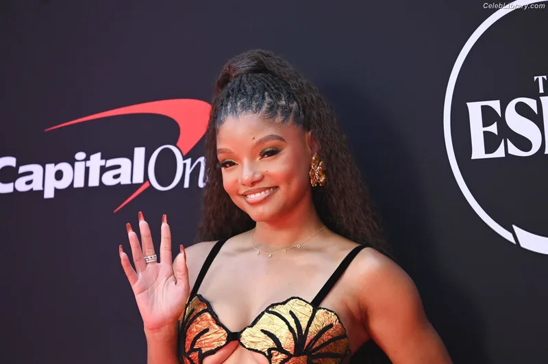 Halle Bailey photo 12 of 713