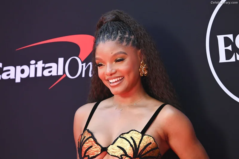 Halle Bailey photo 13 of 713