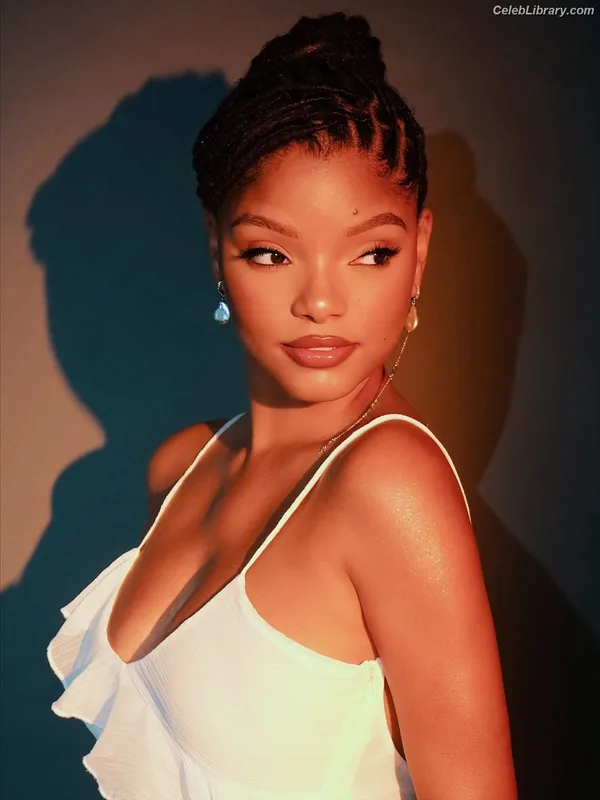 Halle Bailey photo 17 of 713
