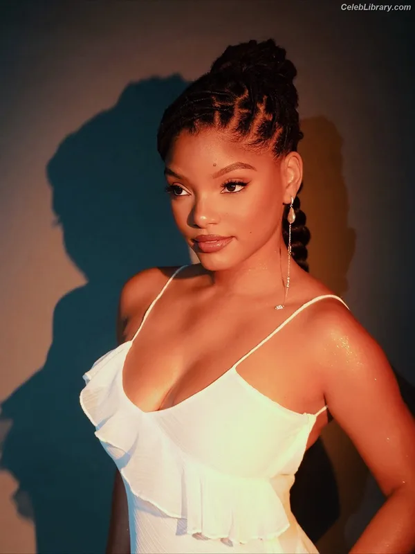 Halle Bailey photo 24 of 713
